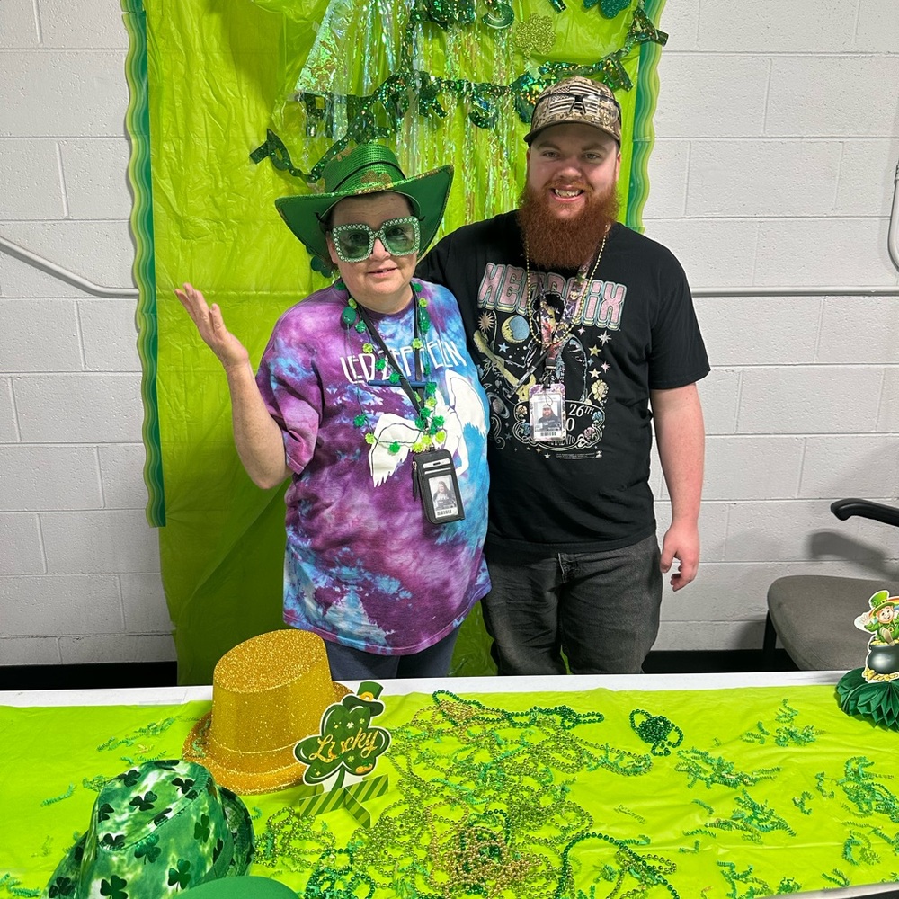 EllenP67 is Live!!! Please like and share!💜🦚